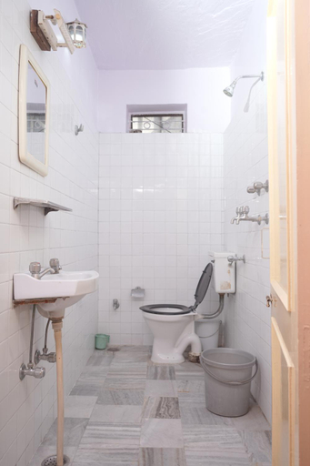 Bathroom 4, Hotel Karni Niwas, Jaipur