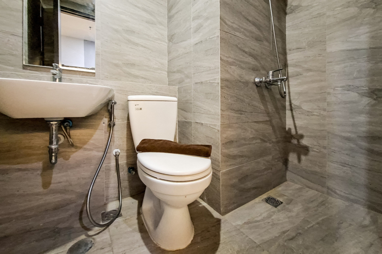 Bathroom 5, Modern Ambient 1BR at Apartment Collins Boulevard By Travelio, Tangerang
