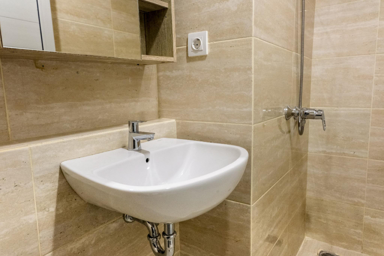 Bathroom 3, Best Studio Apt Springwood Residence By Travelio, Tangerang