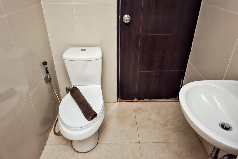Bathroom 5, Cozy Studio at Atria Residence Gading Serpong Apartment By Travelio, Tangerang