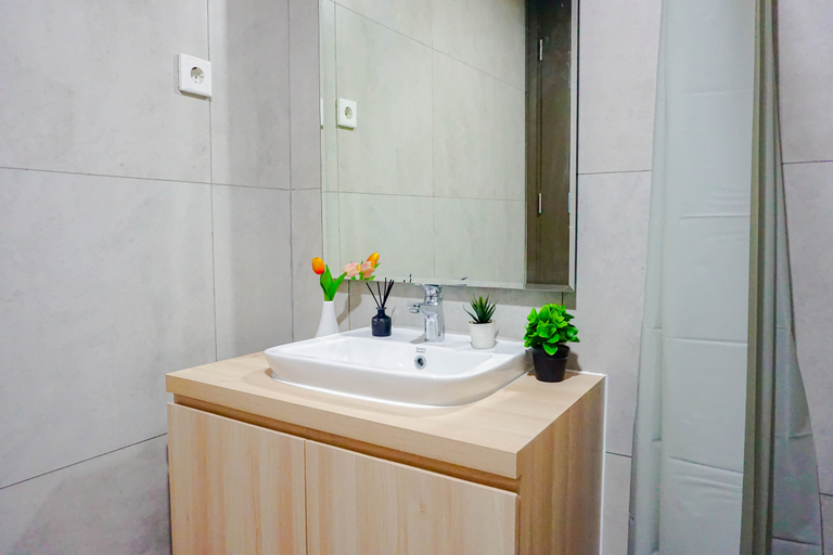 Bathroom 5, Comfy and Bright 2BR at Pollux Chadstone Apartment By Travelio, Cikarang