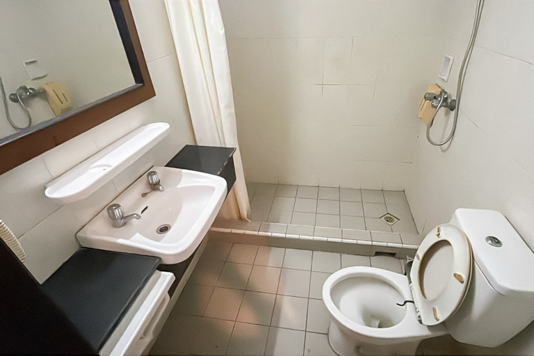 Bathroom 4, Urbanview Hotel near Pantai Losari Makassar, Makassar