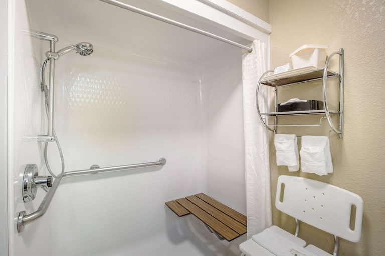 Bathroom 4, Quality Inn & Suites Lawrence - University Area, Douglas