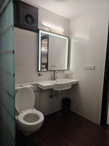 Bathroom 4, hotel crystal retreat, Agra