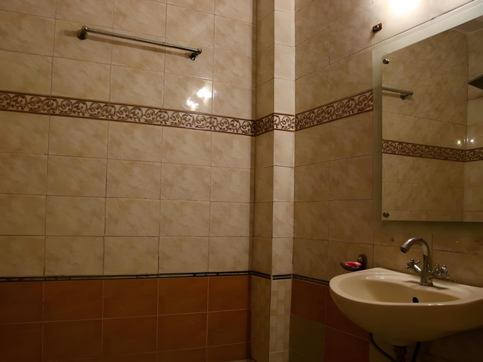 Bathroom 4, Hotel Alaska, Delhi