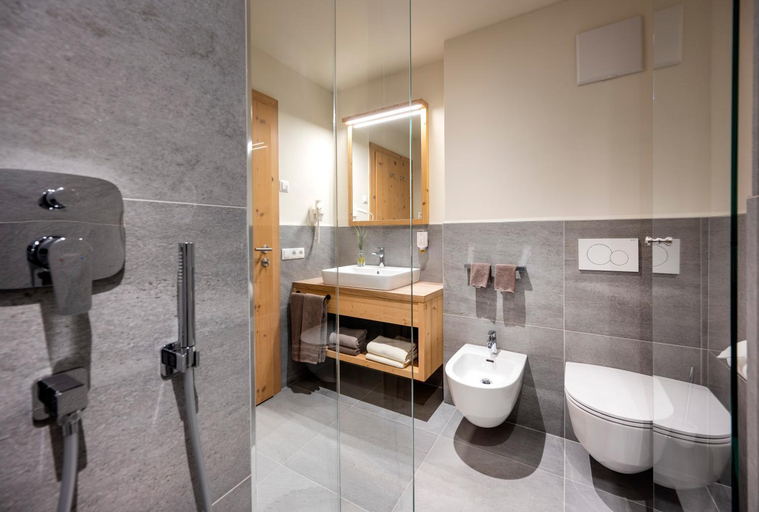 Bathroom 2, Martina Breakfast Lodge, Bolzano
