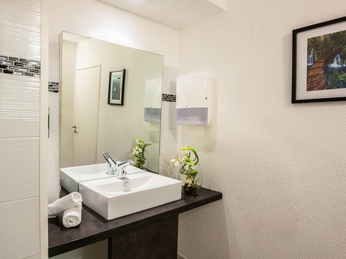 Bathroom 3, ibis budget Antibes Sophia Antipolis, Alpes-Maritimes
