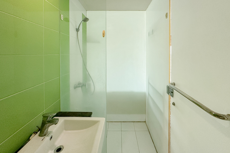 Bathroom 5, Classic and Compact Studio at The Square Surabaya Apartment by Travelio, Surabaya