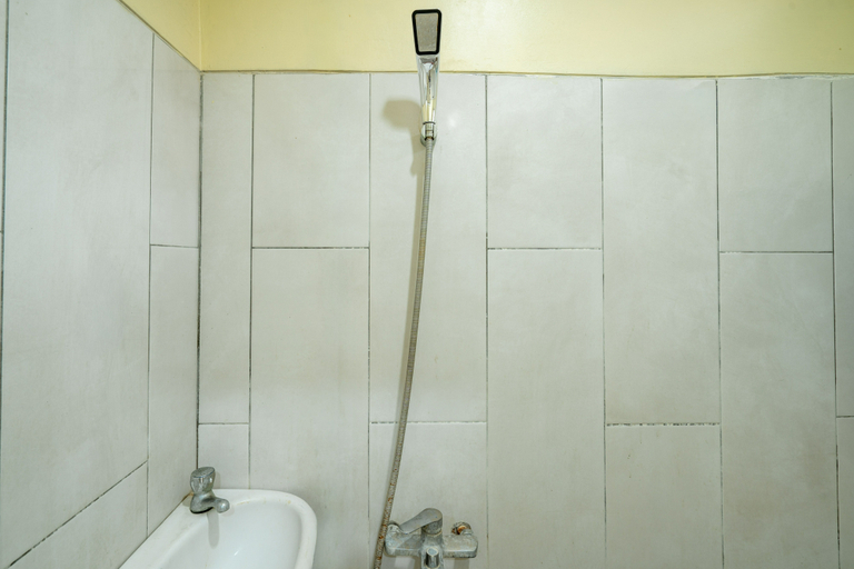 Bathroom 5, Rehat at Wahidin Guest House, Cirebon