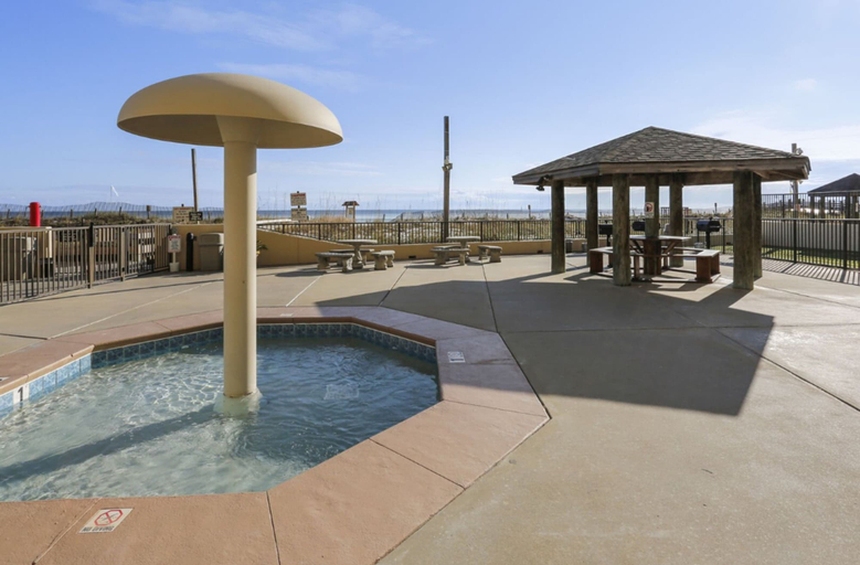 Outdoor spa tub, Phoenix III 3159, Baldwin