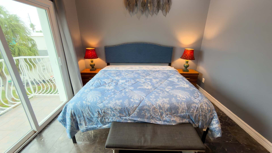 Room 3, Priced Right Near Beach Well Equipped 2 Bedroom Apts, Cameron