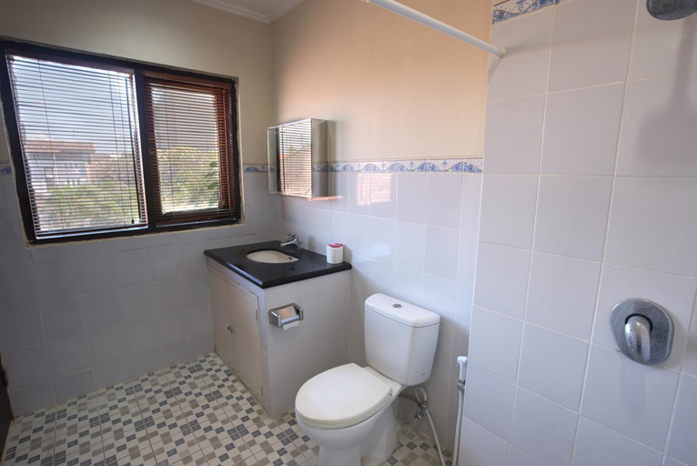 Bathroom 3, Bali Paradise Apartments, Denpasar