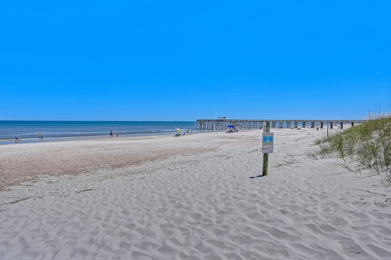 Beach 5, Freshly Renovated 2BR Dream Condo Beachfront Stunning Views, Nassau