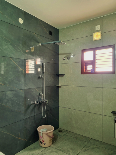Bathroom 3, tishina, Hassan