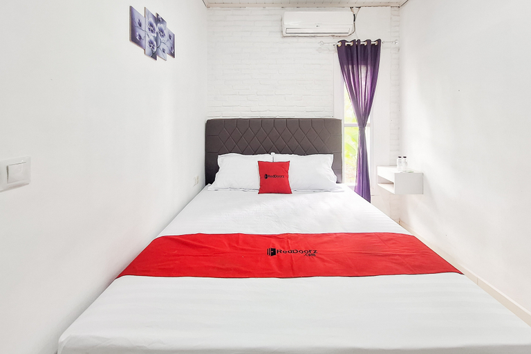 Bedroom 5, RedDoorz @ Hotel Lavender Kertajati, Indramayu