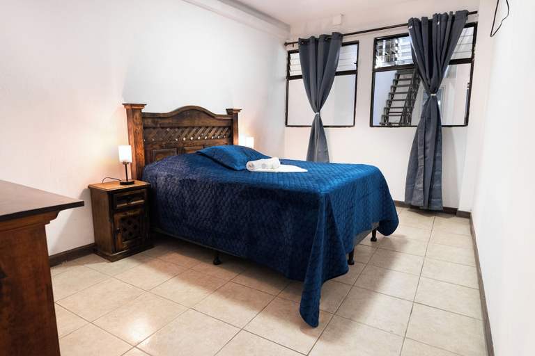 Room 5, Los Faroles Zona 3, Cobán