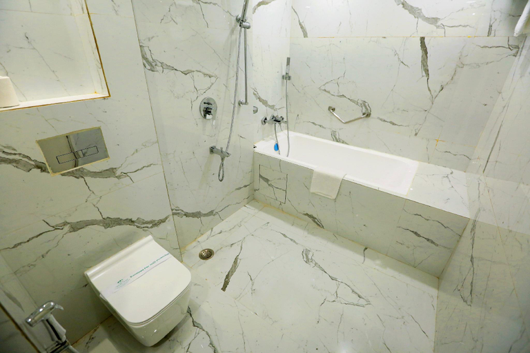 Bathroom 4, Hotel Meraden Grand Varanasi, Varanasi