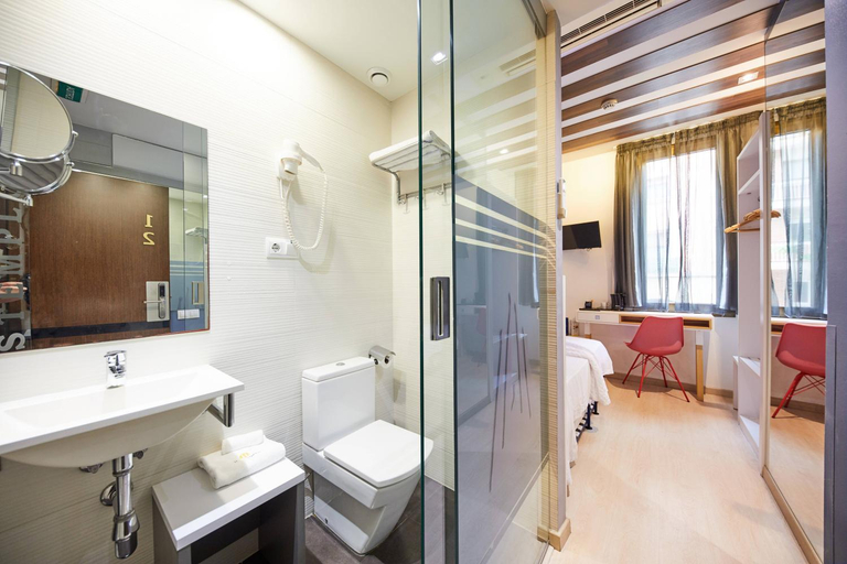 Bathroom 3, Hostemplo Sagrada Familia, Barcelona