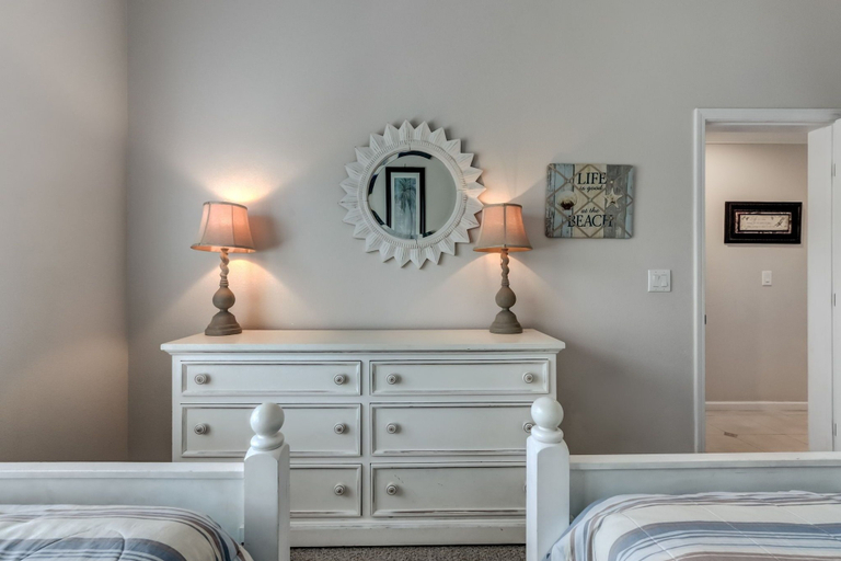 Room 4, Stunning 3BR Condo w/ Wraparound Porch Ocean Park, Nassau
