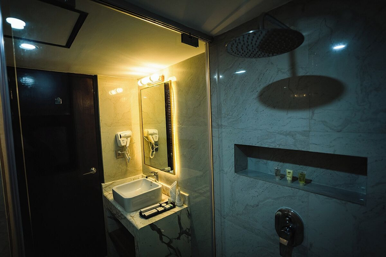 Bathroom 5, Unique Regency Hotel Dhaka, Dhaka