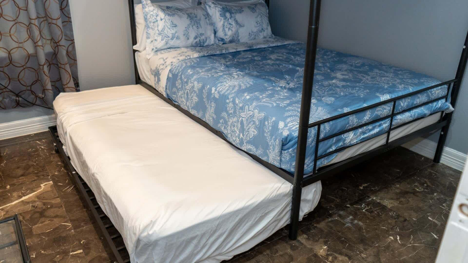 Room 2, 100 Steps To Beach Great Value Pool 2 Bedroom Apts, Cameron