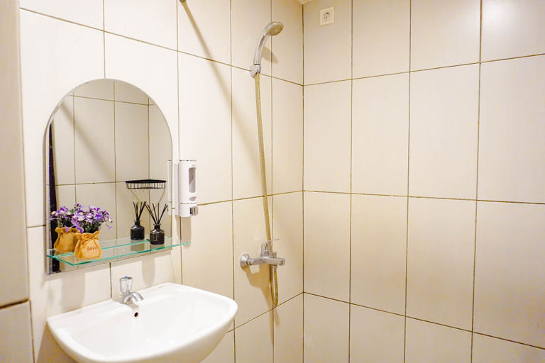 Bathroom 5, Homey White 2BR at Grand Kamala Lagoon Apartment By Travelio, Bekasi