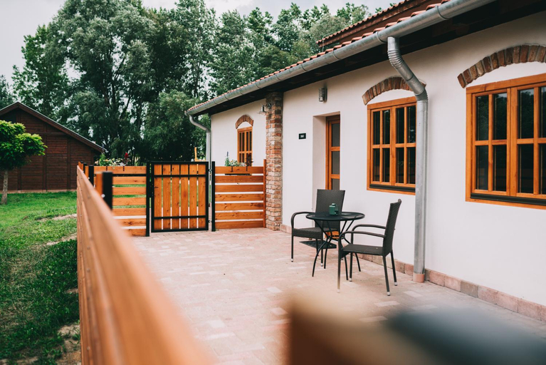 Exterior & Views