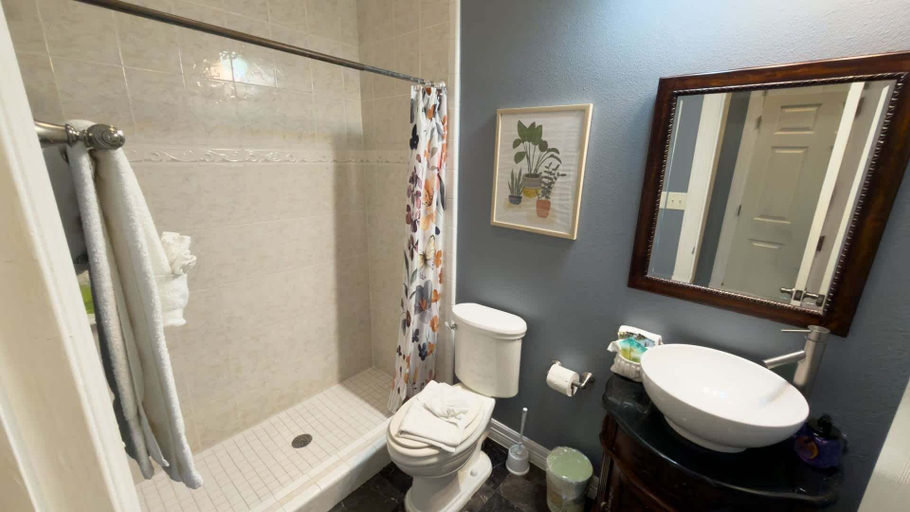Bathroom 5, Priced Right Near Beach Well Equipped 2 Bedroom Apts, Cameron
