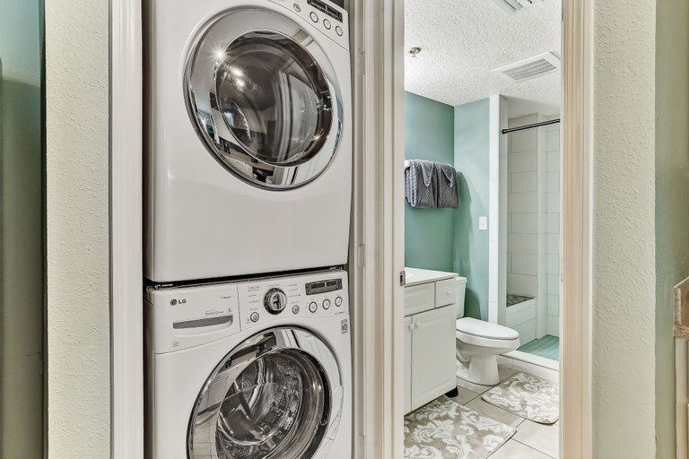 Bathroom 2, Cozy Beachfront 1BR w/ Stunning Views, Nassau
