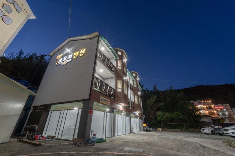 Exterior & Views
