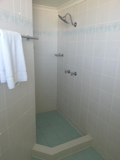 Bathroom 5, Ocean Plaza Resort, Gold Coast
