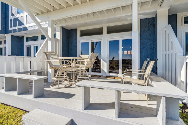 Outdoor dining 5, Sunlit Paradise in Amelia Island 3BR Beachfront Home, Nassau