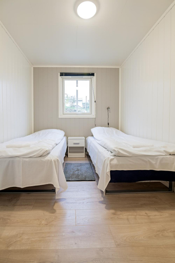 Bedroom 2, Sjøstrand Rorbuer v Børge Iversen AS, Vestvågøy