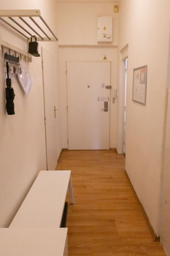 Others 5, Apartments 5 minutes walk from Old Town - 102 m2 w balcony, view, shower plus bath, Praha 7