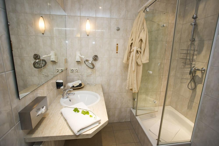 Bathroom 3, Mediterran Hotel Juwel, Aschaffenburg