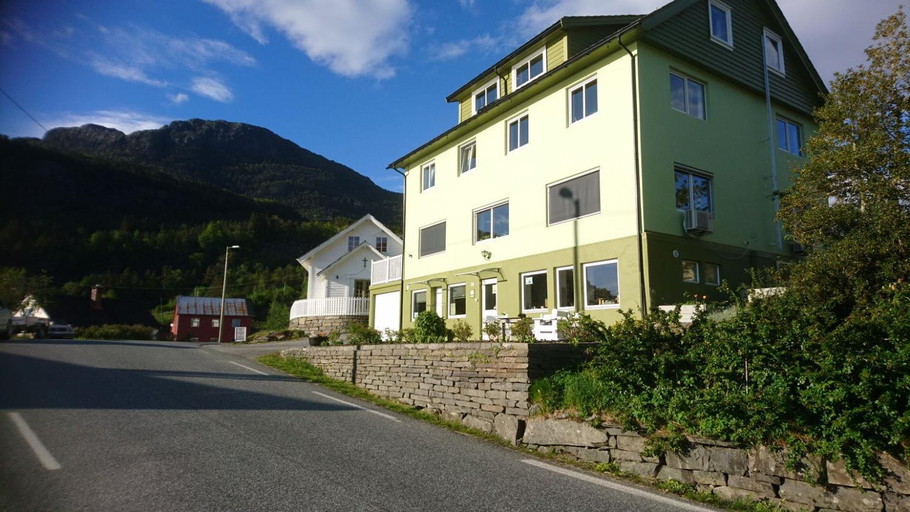 Exterior & Views