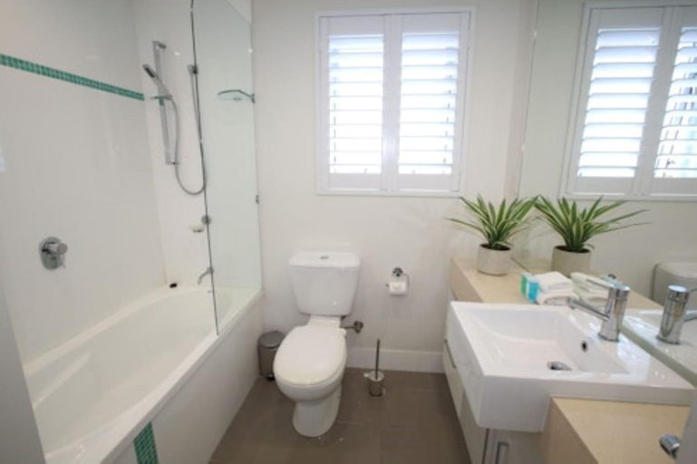 Bathroom 5, Silvershore Apartments, Gold Coast