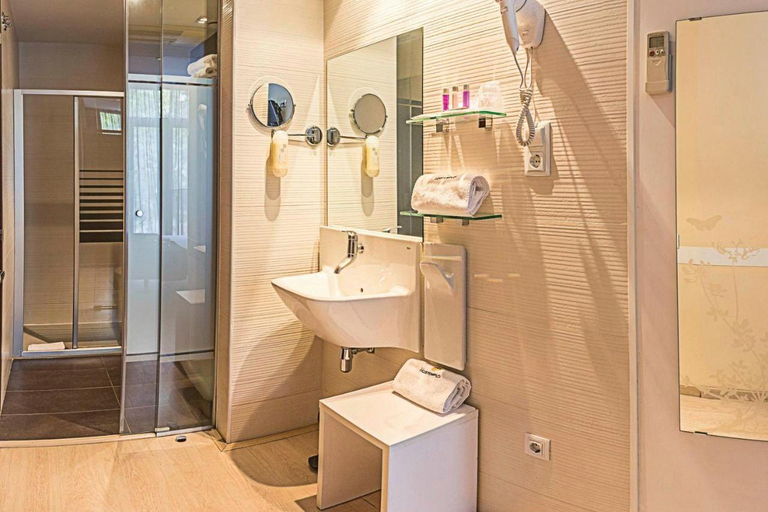 Bathroom 3, Hostemplo Sagrada Familia, Barcelona