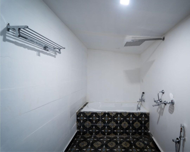 Bathroom, Sea Walk Beach Resort, South Goa