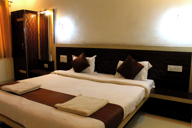 Bedroom 3, Hotel Green Crystal, Satara