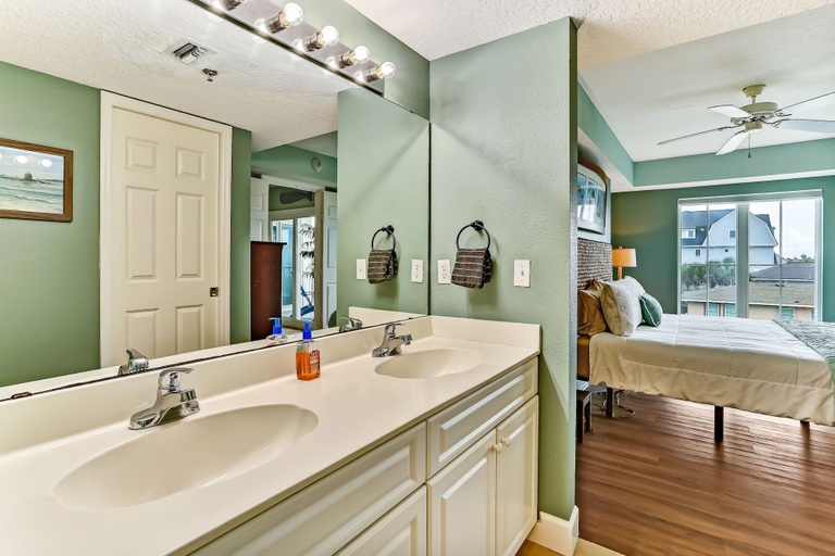 Bathroom 5, Cozy Beachfront 1BR w/ Stunning Views, Nassau