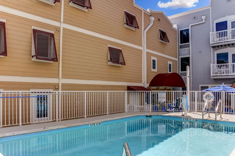 Pool 2, Vintage Ocean View Paradise - 1BR - Beachfront, Nassau