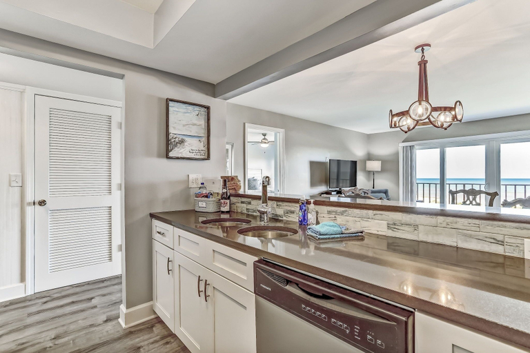 Private kitchen 2, Freshly Renovated 2BR Dream Condo Beachfront Stunning Views, Nassau