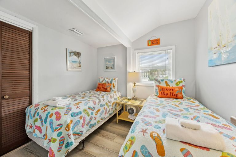 Room 2, Spacious Beachfront Duplex - Top Floor - Dog Friendly 124 S Fletcher, Nassau