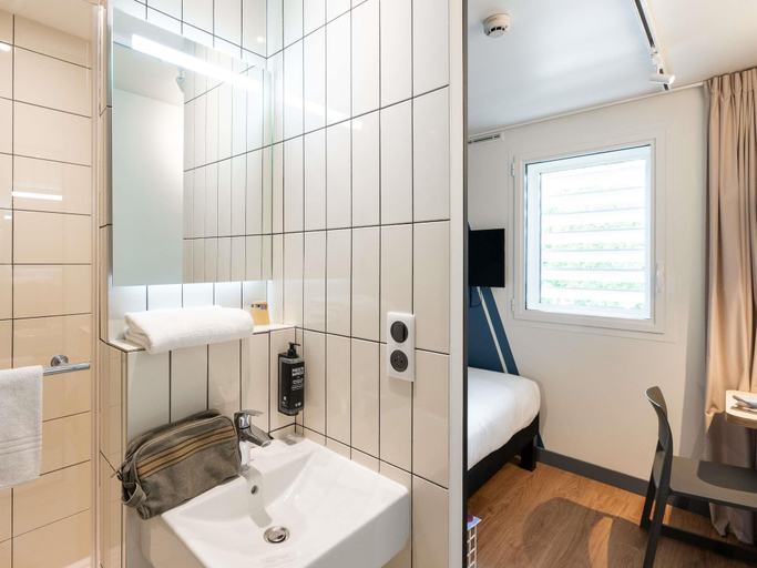 Bathroom 5, ibis budget Lyon Confluence, Rhône
