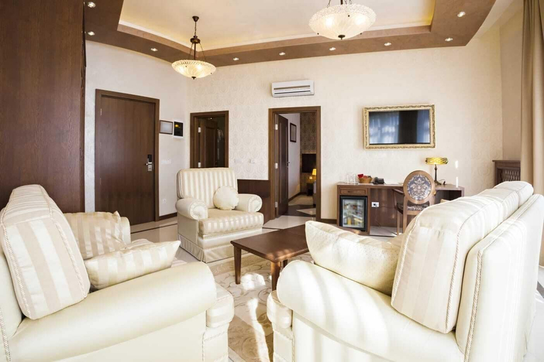 Room 3, Top Royal