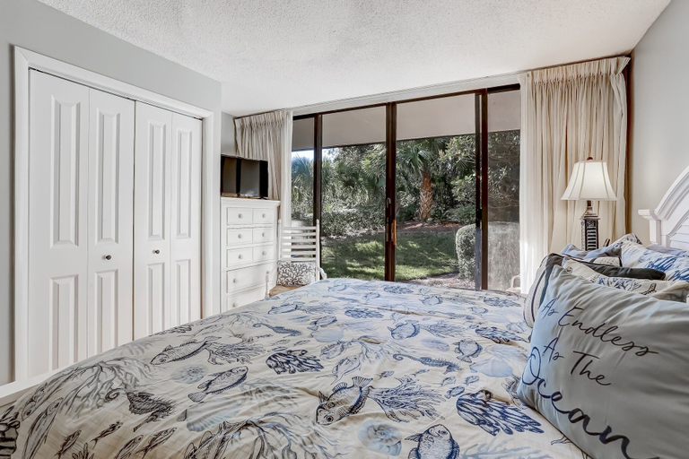Room 5, Pet Friendly 2 Bedroom Villa w/ Pool - Captain's Court, Nassau