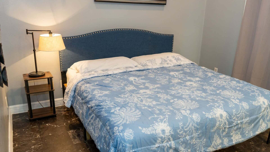 Room 3, 100 Steps To Beach Great Value Pool 2 Bedroom Apts, Cameron