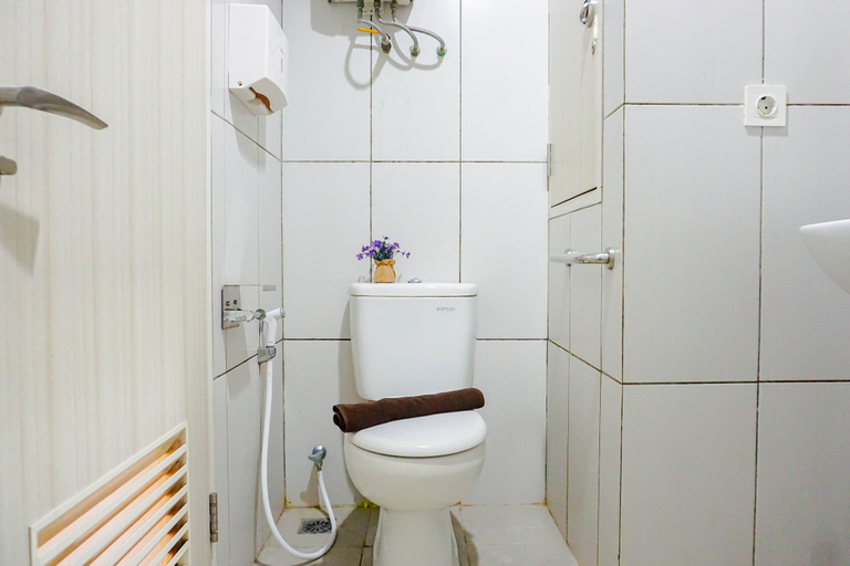 Bathroom 5, Pleasant and Relaxing 2BR Apartment Grand Kamala Lagoon By Travelio, Bekasi