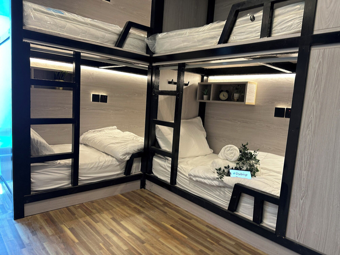 Room 5, Capsule Bedspace in Downtown Dubai, Dubai